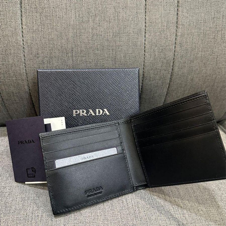 💎Han's house精品服飾💎 PRADA 三角鐵牌 牛皮 短夾 義大利製 現貨 原價26000-3