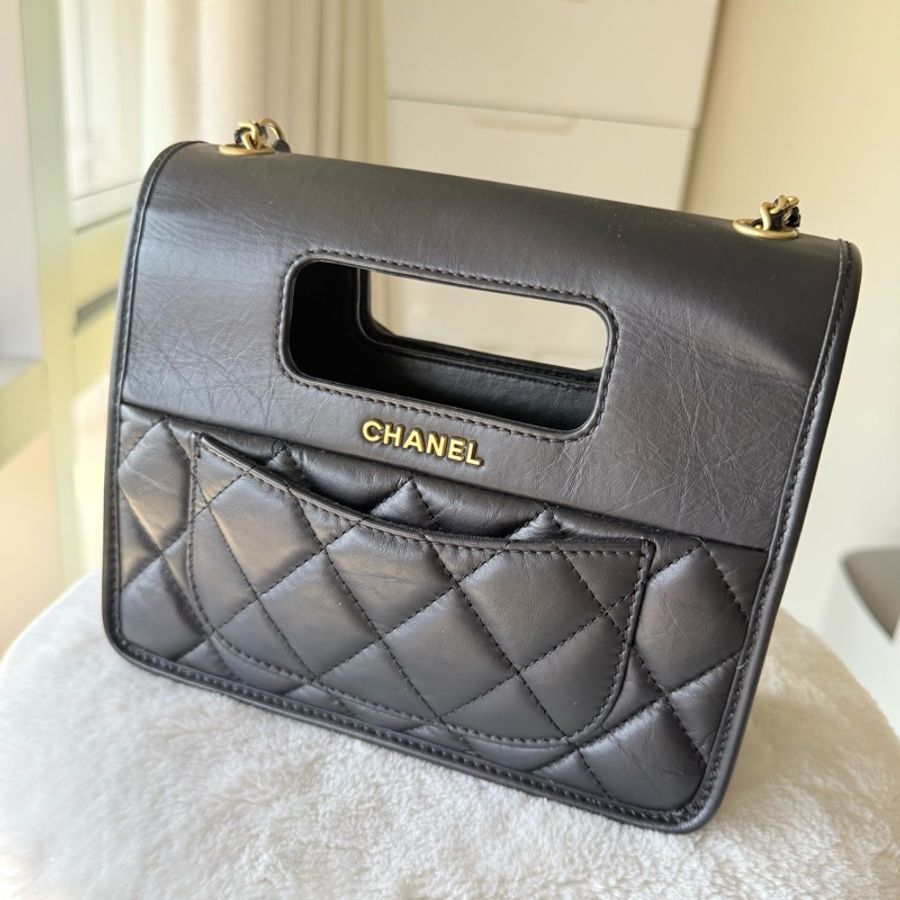 香奈兒Chanel 23s隱藏款黑金牛皮復古造型手套口蓋包公文包2ways晶片款-8