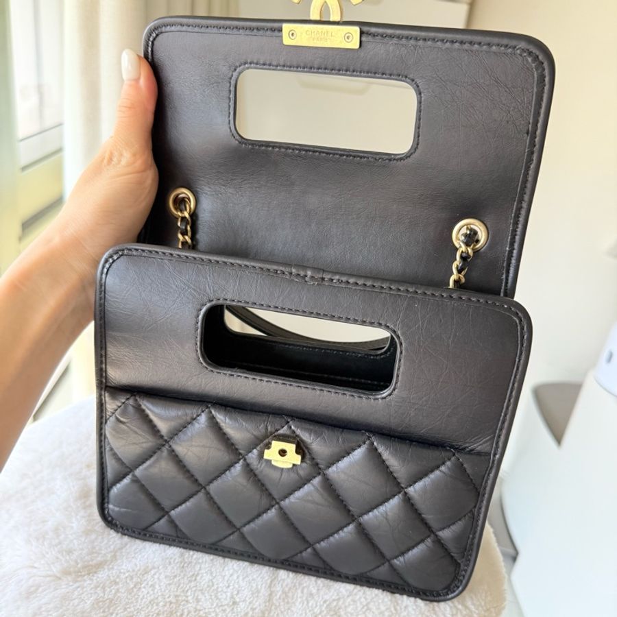 香奈兒Chanel 23s隱藏款黑金牛皮復古造型手套口蓋包公文包2ways晶片款-9