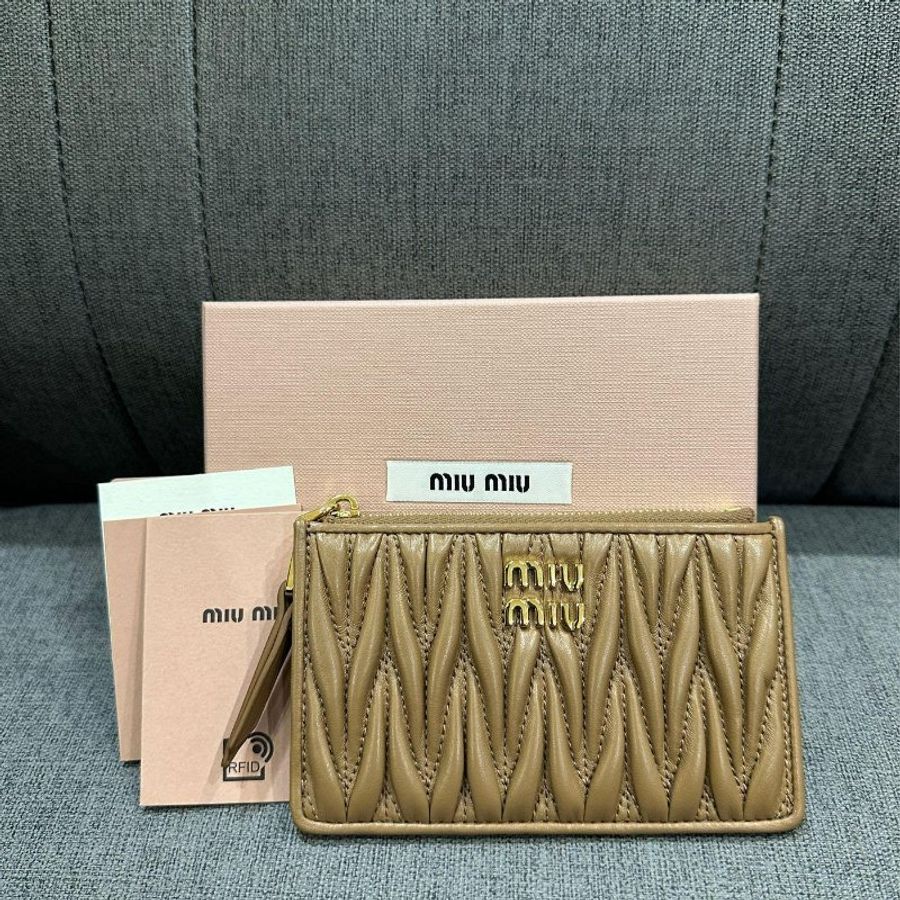 💎Han's house精品服飾💎MIU MIU Matelass 納帕皮 拉鍊 卡包 零錢袋 義大利製 現貨 全配 原價19500-0