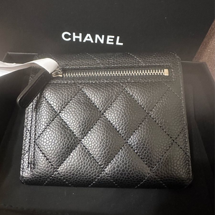CHANEL 經典款 —經典翻蓋荔枝紋短夾-1