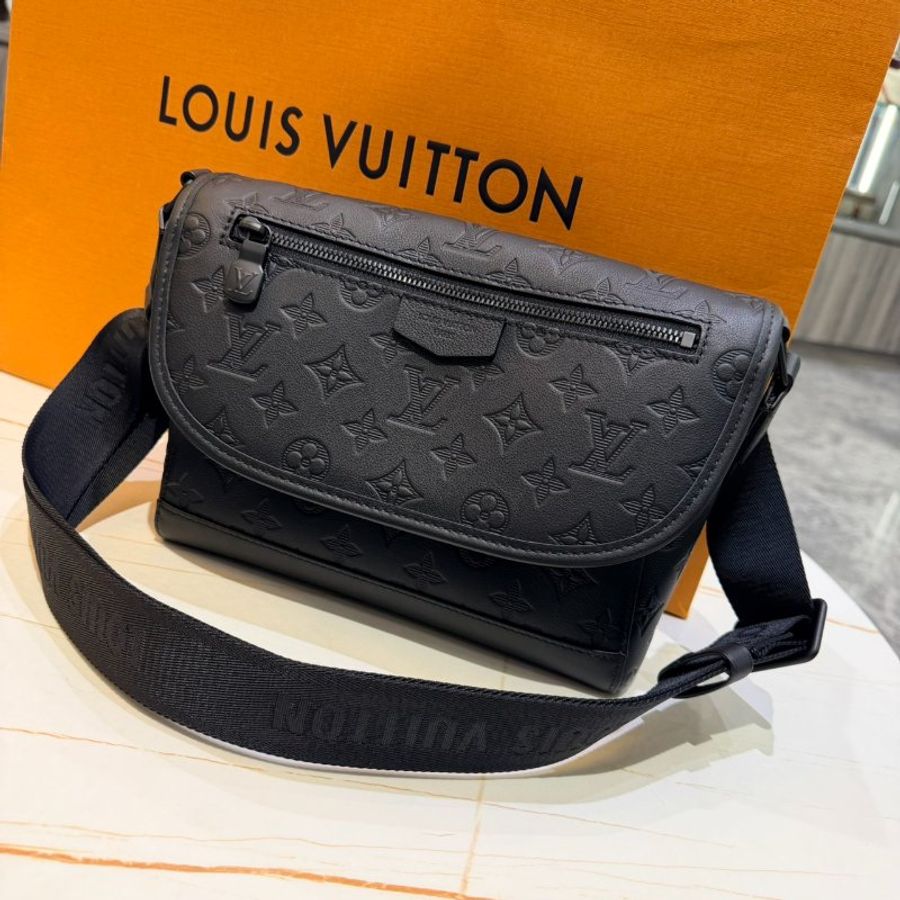 *SHIHNA名牌精品* LV M14874 Pulse Messenger 壓紋小牛皮斜背包-0