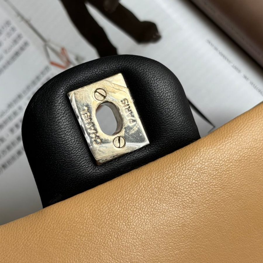COCO 17 ::Chanel:: Mini Square Flap Bag 奶茶色x黑 拚色經典方胖雙色斜背練包 口蓋包-9