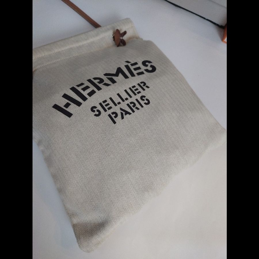 Hermes 金棕皮米白底黑字布斜背包 Aline Groom-2