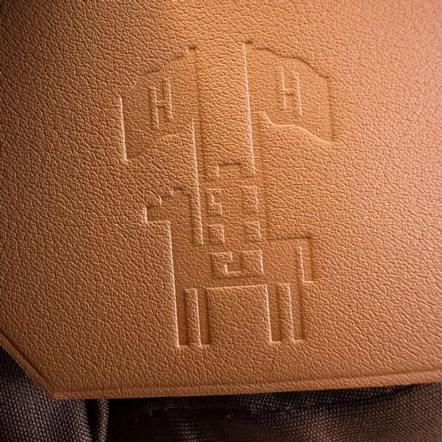 Hermès 2024 年度紀念禮物騎士壓印皮革鑰匙圈吊飾-3