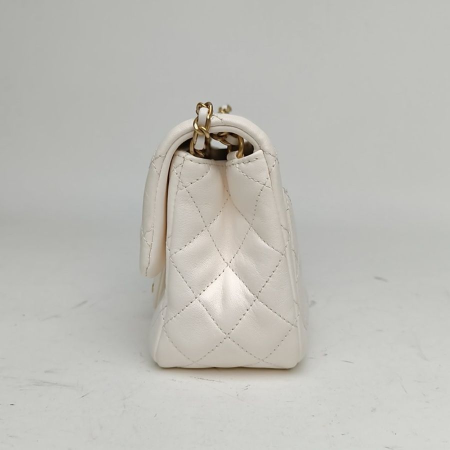 CHANEL CF口蓋包方胖子白色羊皮晶片開金扣金球調節扣-1