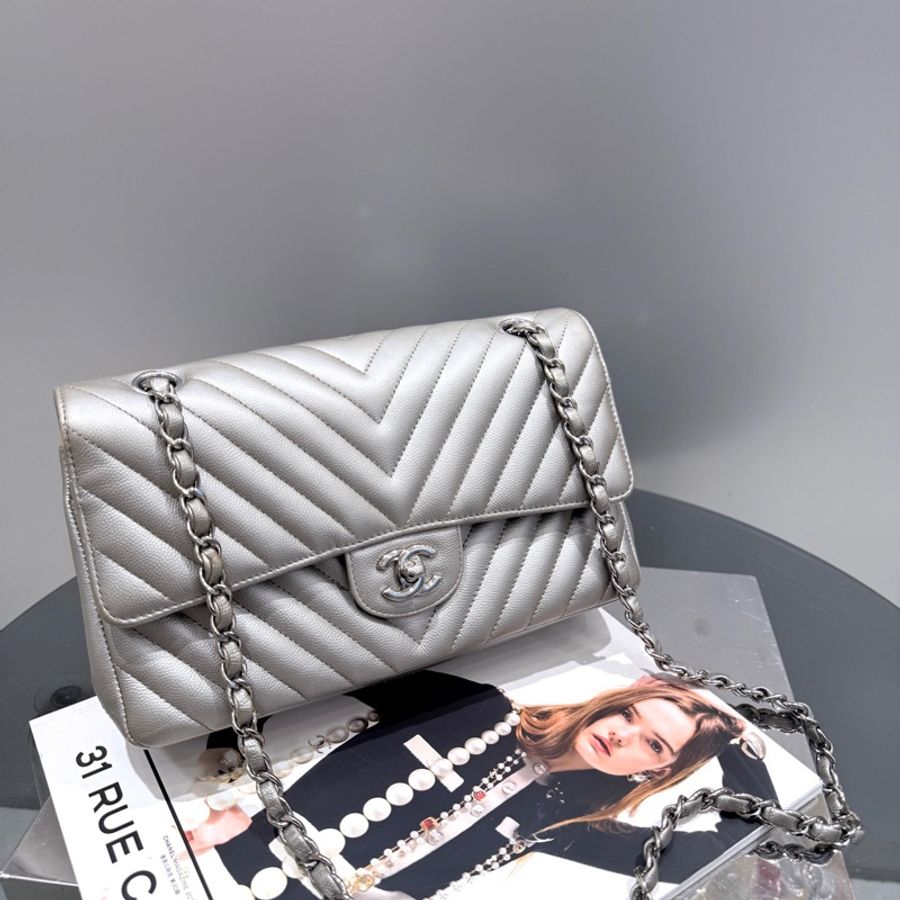 Chanel香奈儿 银色斜V纹荔枝皮中号cf-0