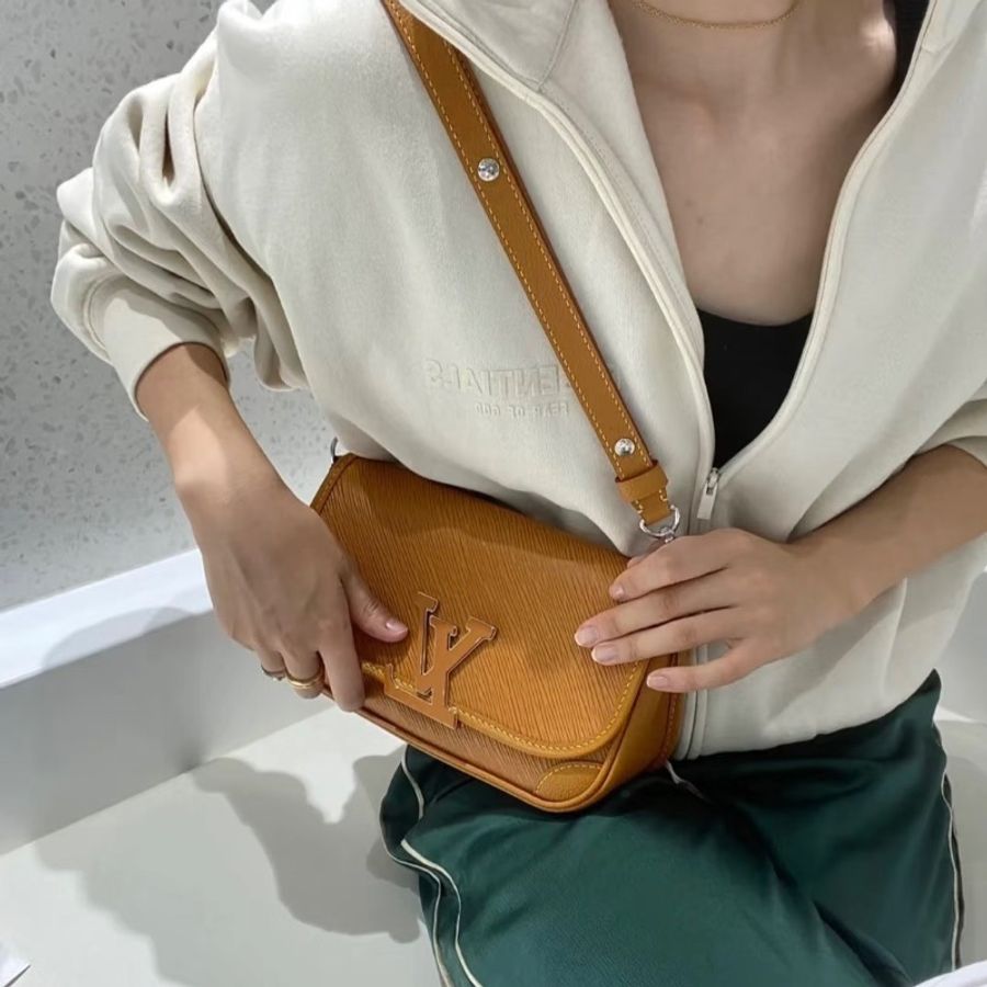 LV Buci 焦糖色 牛皮 水波紋 法棍 芯片款23*16cm 99新配件肩帶 塵袋-1