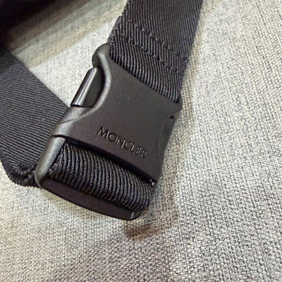 💎Han's house精品服飾💎moncler 防水 腰包 現貨 原價29000-2