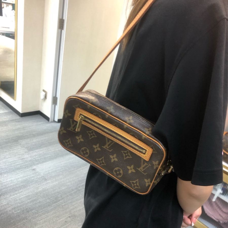LV 老花開口笑上肩袋 IA229-10