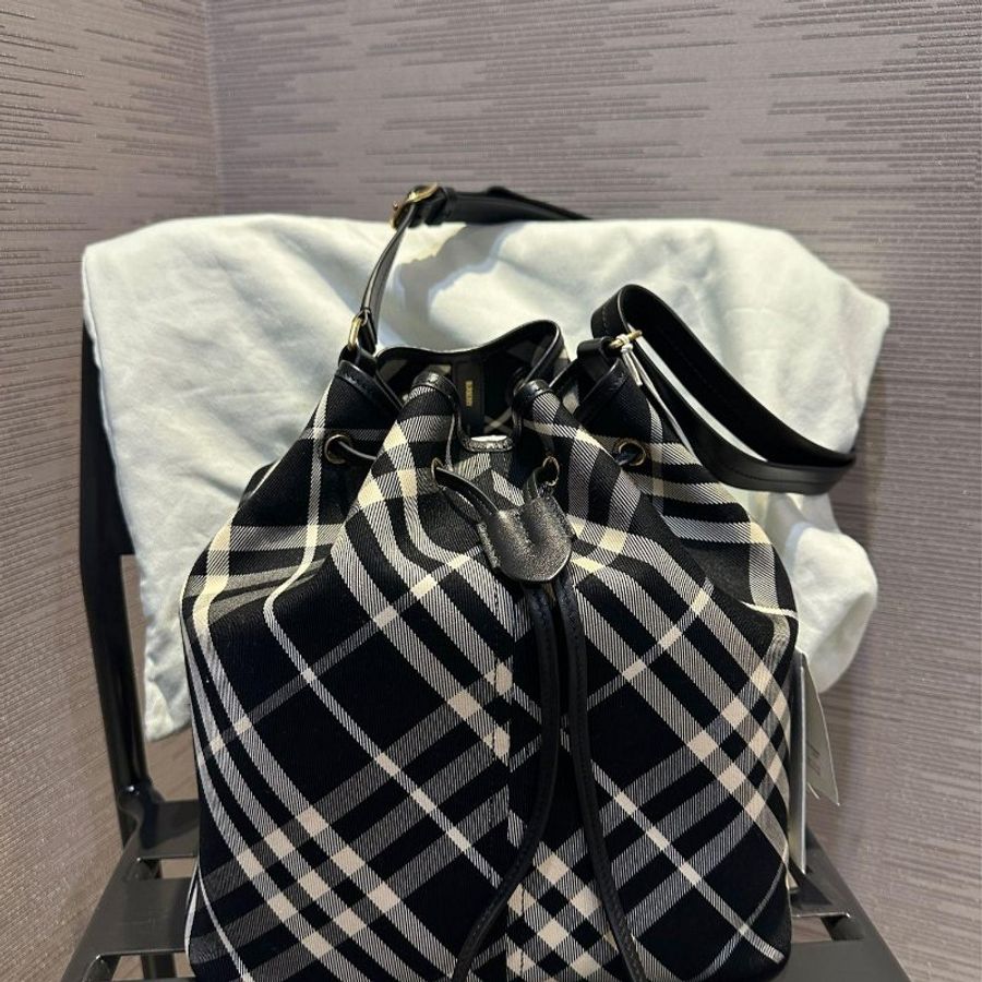 💎Han's house精品服飾💎Burberry 經典 棉麻 牛皮飾邊 格紋 水桶包 側背包 16X29X27公分 原價74279-0