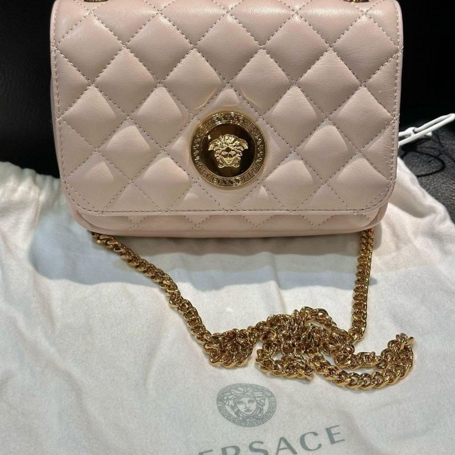 💎Han's house精品服飾💎VERSACE 凡賽斯 女神頭 頂級黑牌 logo 側背包-0