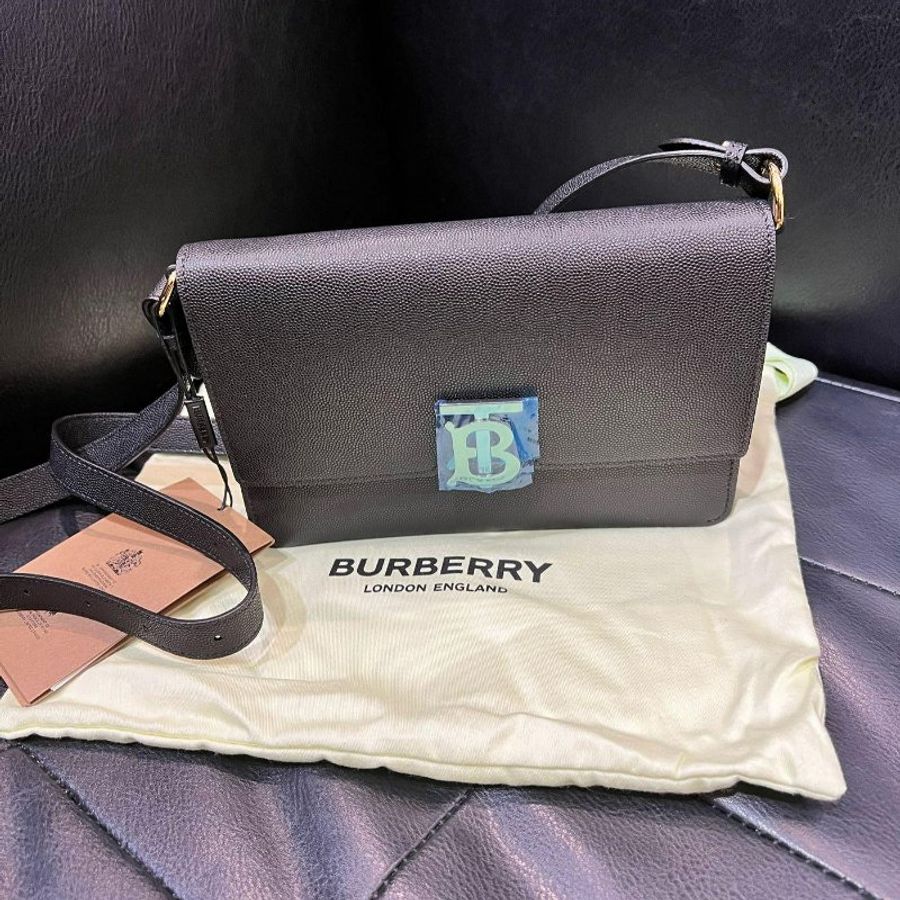 💎Han's house精品服飾💎Burberry TB 荔枝 小牛皮 肩背包 義大利製 現貨 21X14X4CM-0