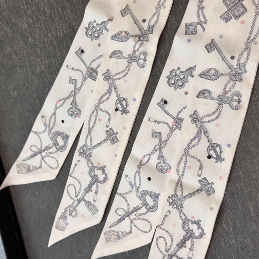 絕版爆款!Hermès 愛馬仕 圓點鑰匙 Twilly 一對,優雅奶油色,包包必備神配件。-7