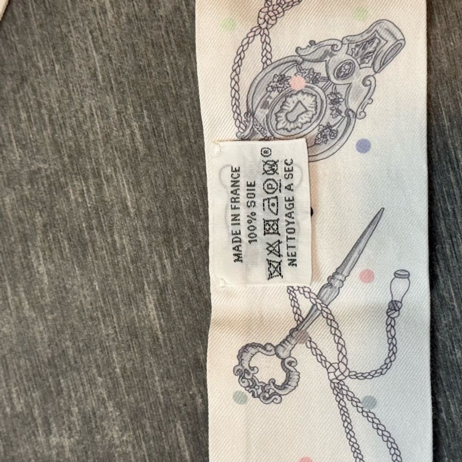 絕版爆款!Hermès 愛馬仕 圓點鑰匙 Twilly 一對,優雅奶油色,包包必備神配件。-8
