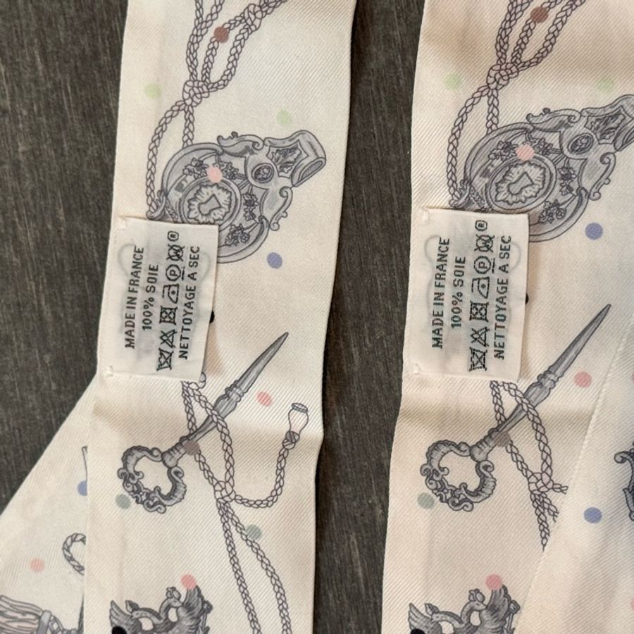 絕版爆款!Hermès 愛馬仕 圓點鑰匙 Twilly 一對,優雅奶油色,包包必備神配件。-9