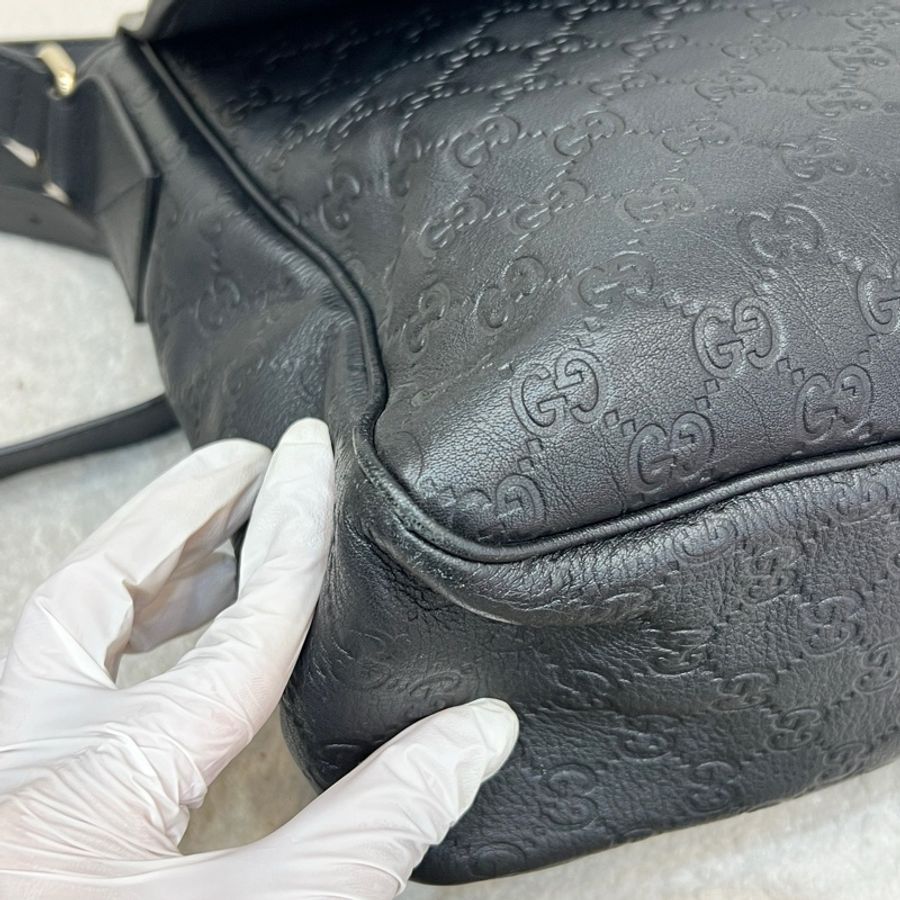 Gucci古馳黑色全皮老花壓紋郵差包斜挎包37*30。 無附件-9