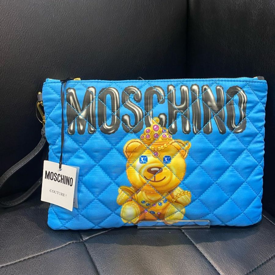 💎Han's house精品服飾💎MOSCHINO 主線 熊 菱格紋 天空藍 手拿包-0