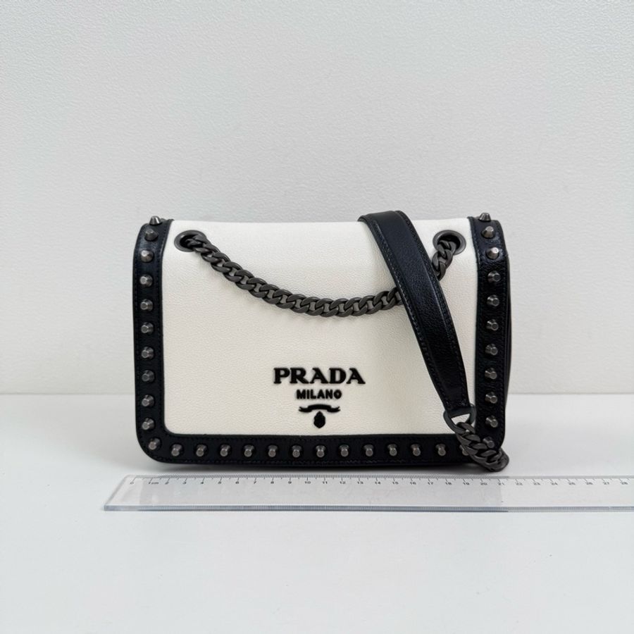 Prada/普拉達 牛皮黑白鏈條斜挎包-1