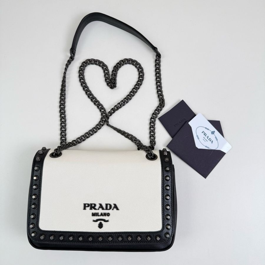 Prada/普拉達 牛皮黑白鏈條斜挎包-2