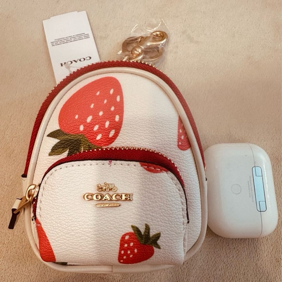 COACH 草莓印花迷你後背包小吊飾-1