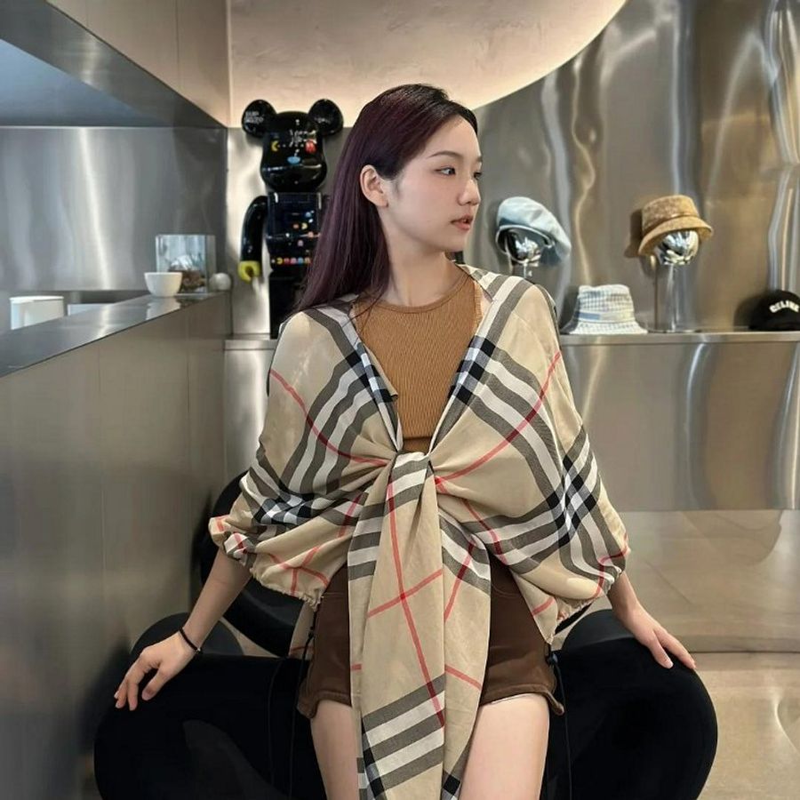 💎Han's house精品服飾💎 Burberry 圍巾 格紋 斗篷 罩衫 外套 義大利製 現貨 原價30000-1