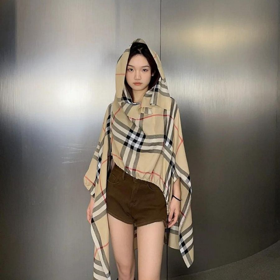 💎Han's house精品服飾💎 Burberry 圍巾 格紋 斗篷 罩衫 外套 義大利製 現貨 原價30000-2