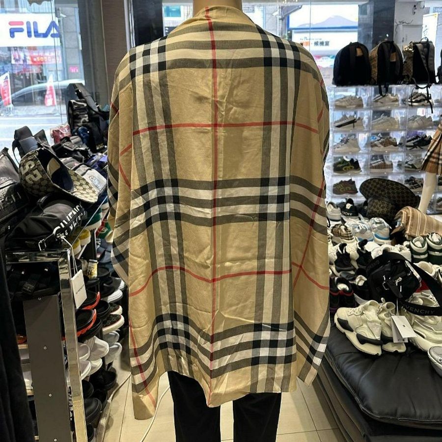 💎Han's house精品服飾💎 Burberry 圍巾 格紋 斗篷 罩衫 外套 義大利製 現貨 原價30000-8