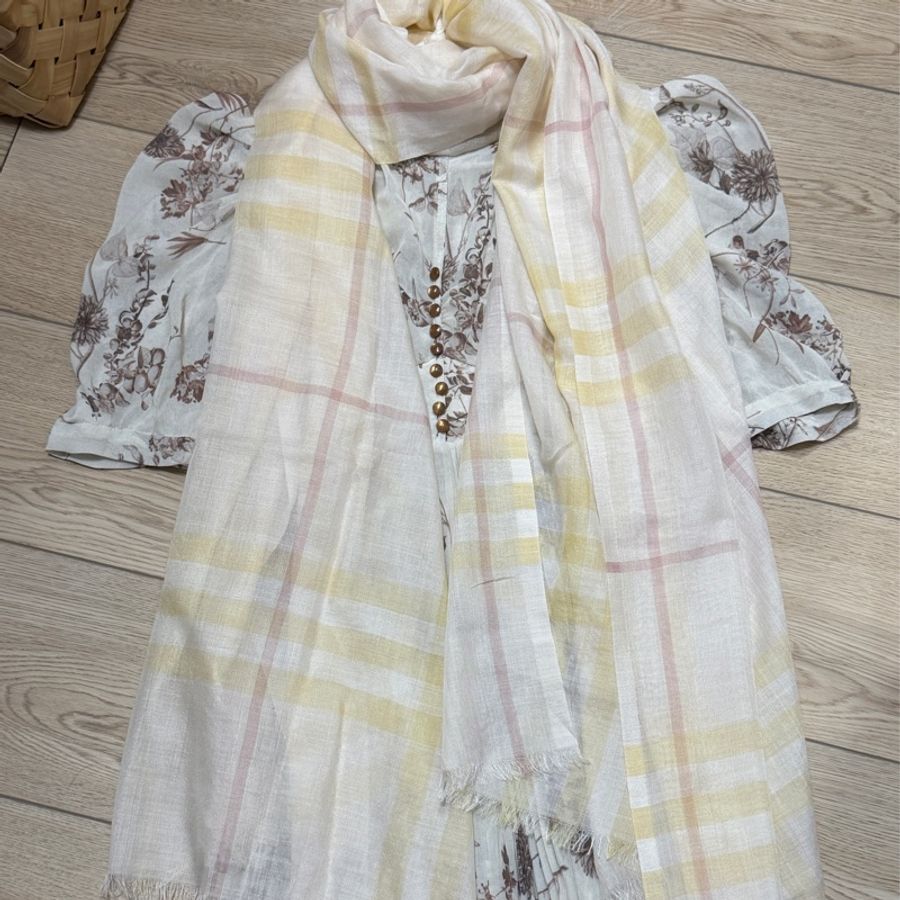Burberry 寬版格紋羊毛圍巾 卡士達米色-0