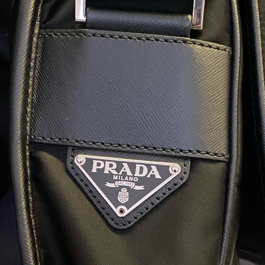 Prada普拉達 黑色尼龍單扣郵差包 有塵袋 尺寸:24×25-7