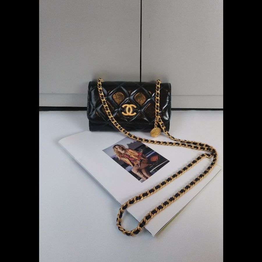Chanel 金鍊金幣油蠟亮面皮革斜背小包-0