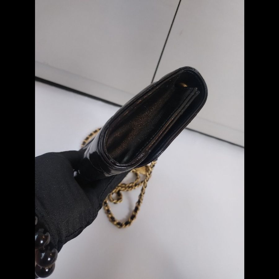 Chanel 金鍊金幣油蠟亮面皮革斜背小包-13