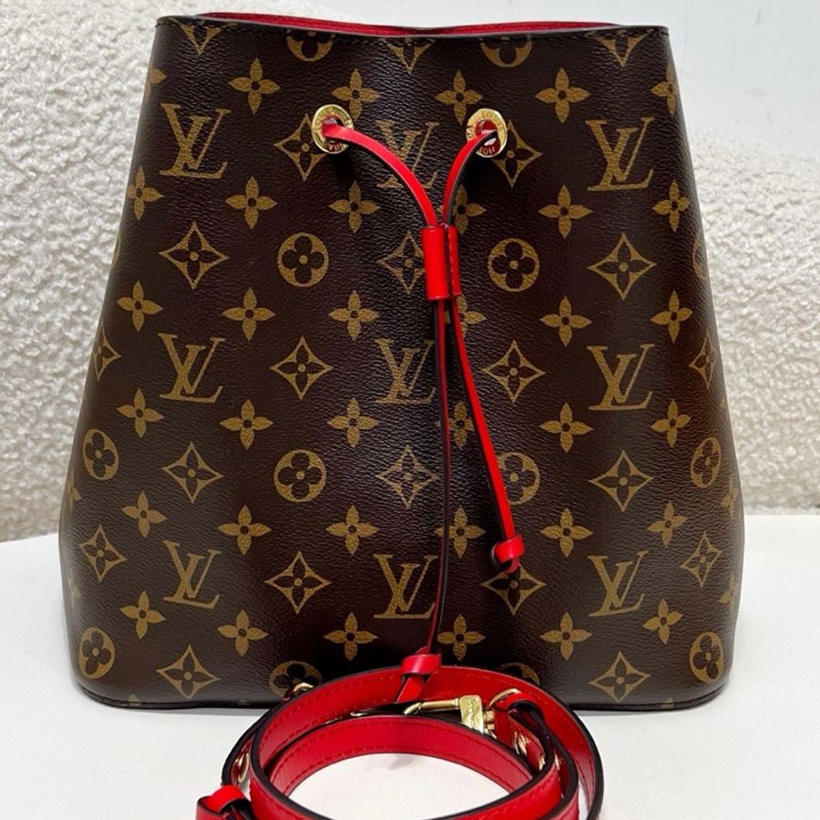 純芯片LV/路易威登 Louis Vuitton 經典老花 百搭通勤 帆布拼牛皮飾邊 水桶包 束繩包 手提包 斜挎包 單肩包 棕色拼紅色 內里乾淨 底長:26-0
