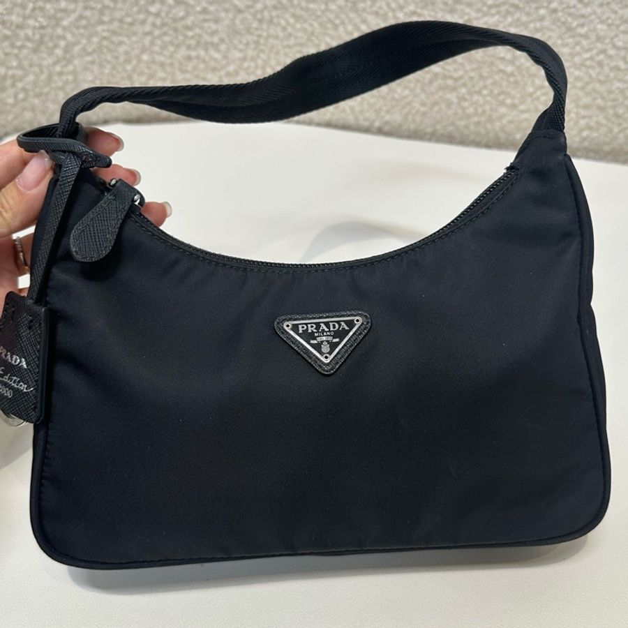 普拉達/Prada 黑色尼龍腋下包 經典三角標 手提包 時尚百搭 尺寸:22×16×6-0