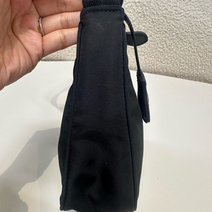 普拉達/Prada 黑色尼龍腋下包 經典三角標 手提包 時尚百搭 尺寸:22×16×6-3