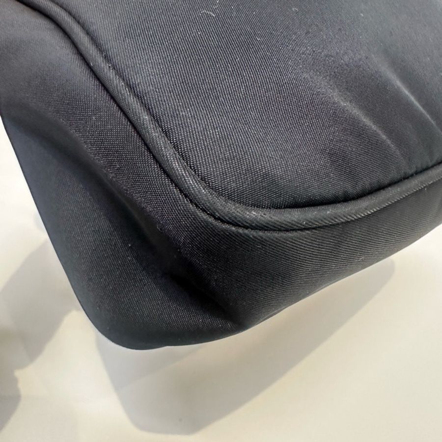 普拉達/Prada 黑色尼龍腋下包 經典三角標 手提包 時尚百搭 尺寸:22×16×6-10