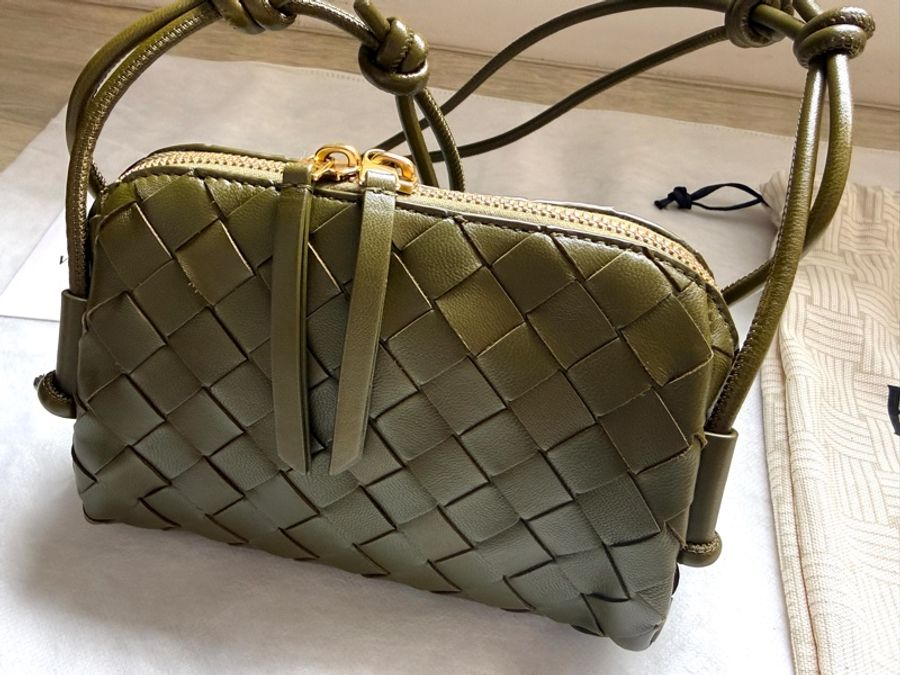 【BOTTEGA VENETA】 Mini Loop Camera Bag 橄欖綠小羊皮編織斜背包|近全新|附原廠防塵袋-2
