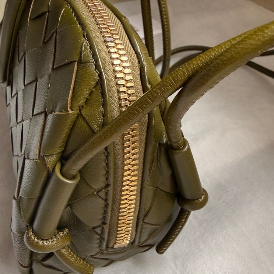 【BOTTEGA VENETA】 Mini Loop Camera Bag 橄欖綠小羊皮編織斜背包|近全新|附原廠防塵袋-3
