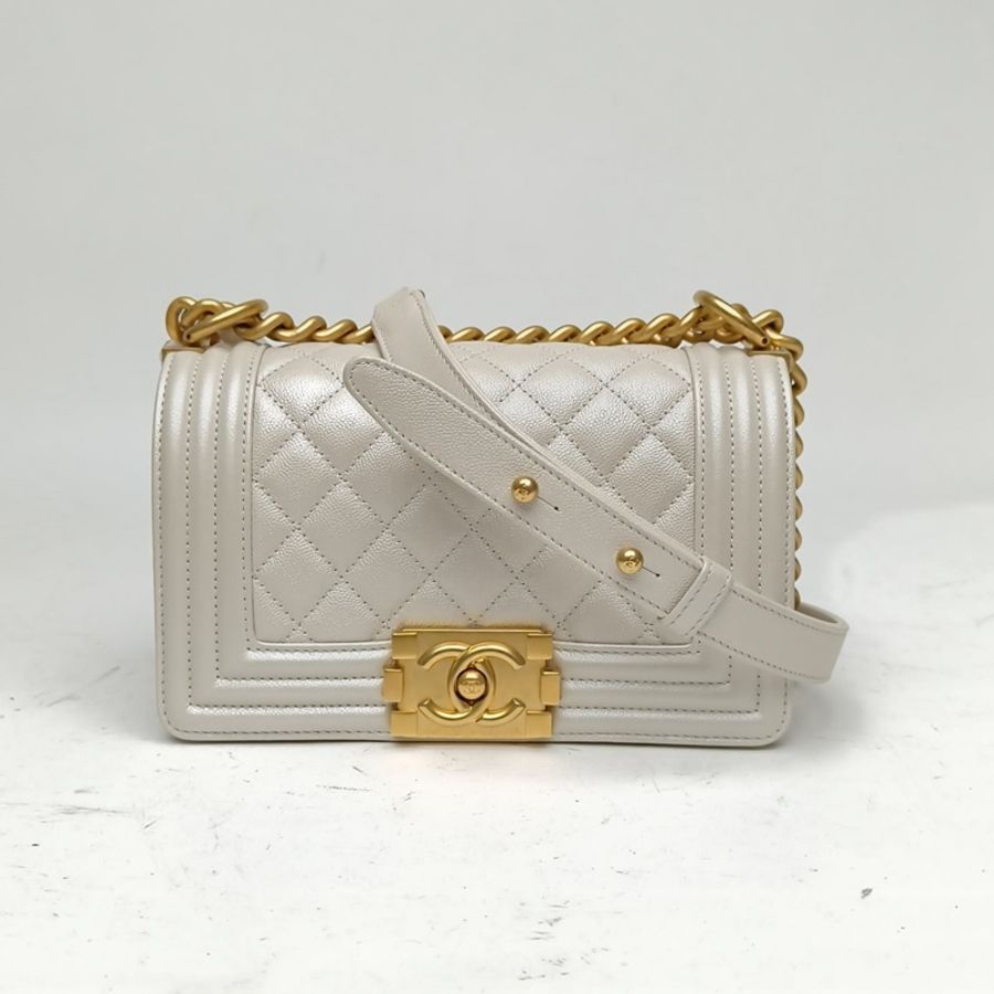 CHANEL Leboy小號白色荔枝牛皮晶片開金扣-0