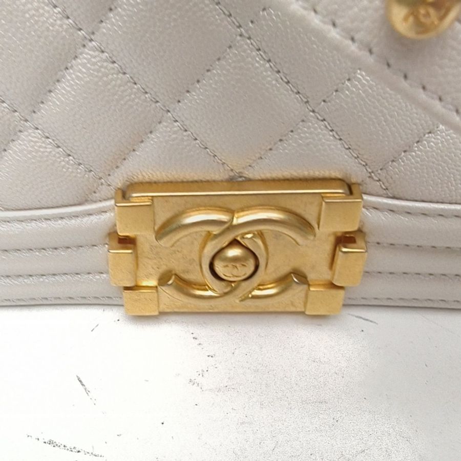 CHANEL Leboy小號白色荔枝牛皮晶片開金扣-4