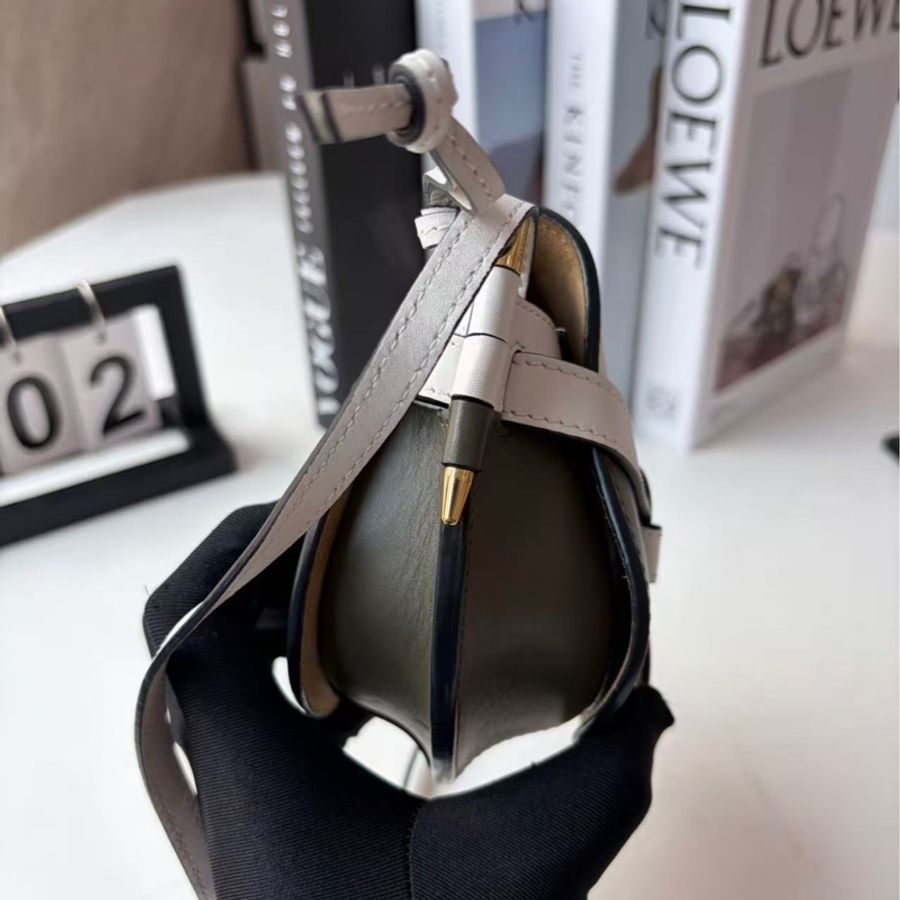 Loewe mini gate 白拼橄欖綠-3