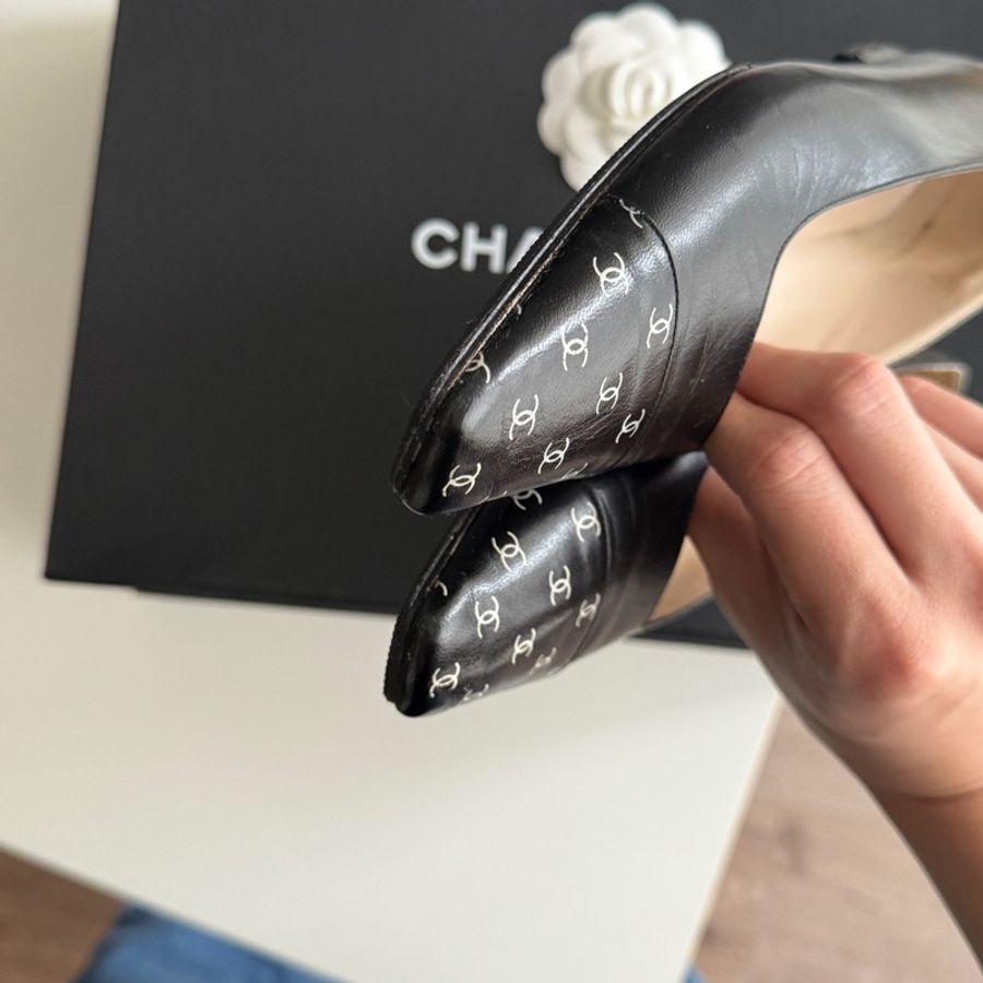 香奈兒CHANEL Vintage滿印logo小貓跟尖頭鞋-6