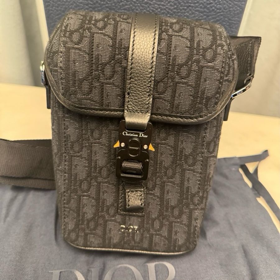 Dior Hit the Road 翻蓋信使包-0