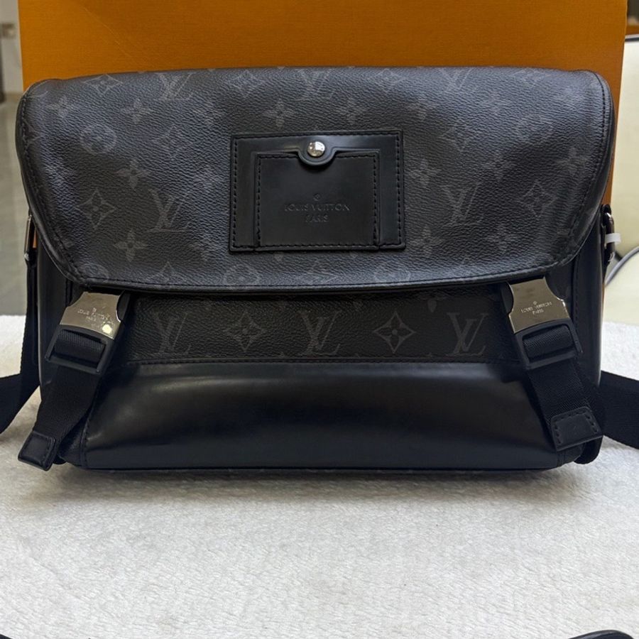 路易威登/Louis Vuitton Voyager黑武士郵差包小號芯片款無破裂-0