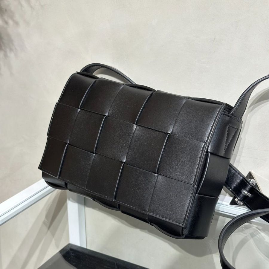 BOTTEGA VENETA Cassette經典三角釦編織包 - 15格黑-3