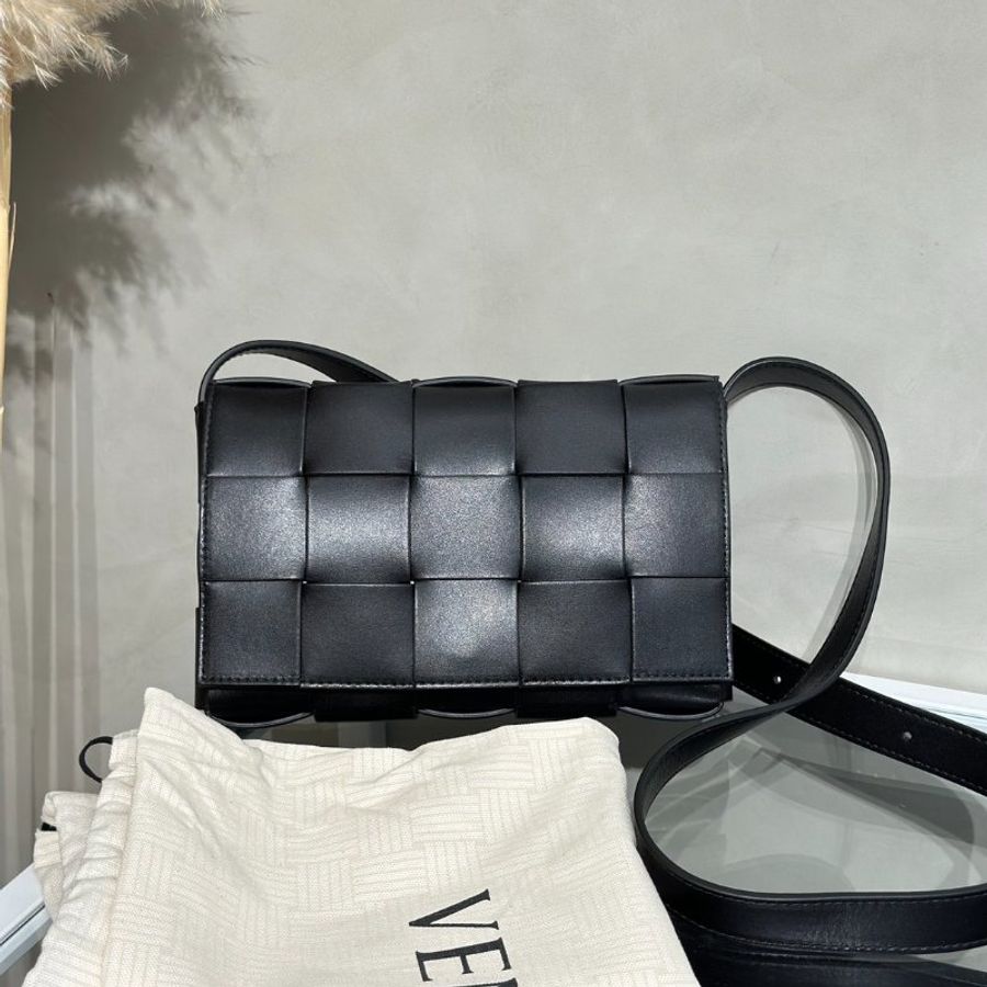BOTTEGA VENETA Cassette經典三角釦編織包 - 15格黑-8