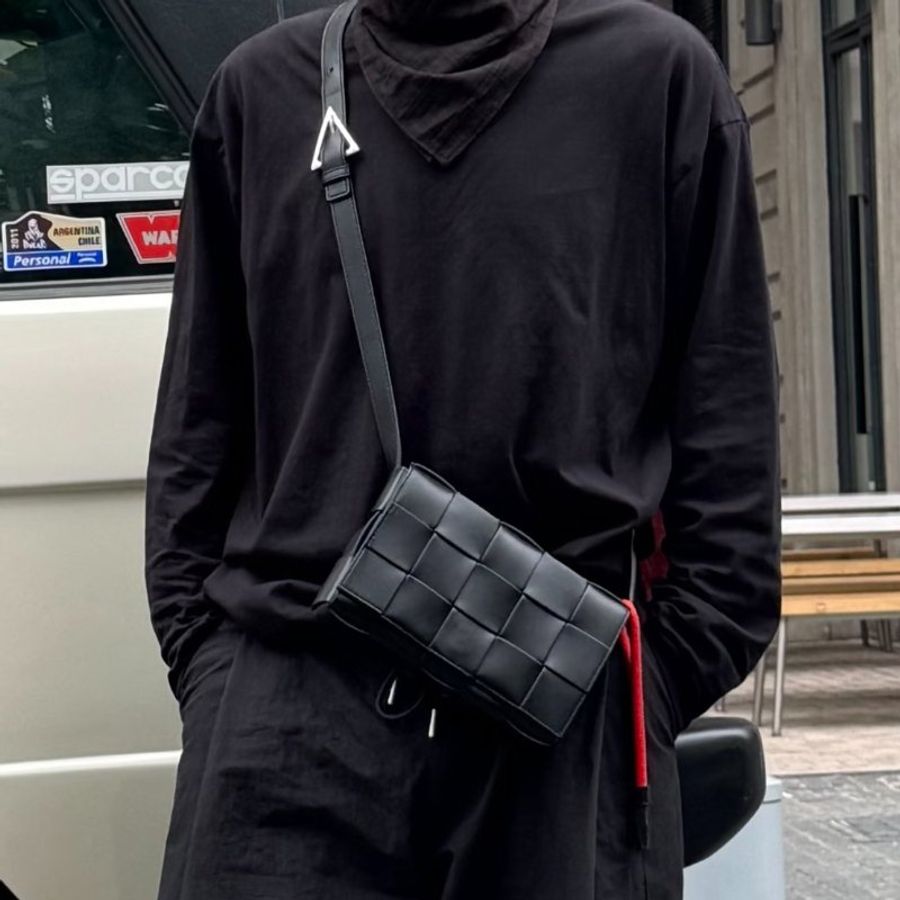 BOTTEGA VENETA Cassette經典三角釦編織包 - 15格黑-9
