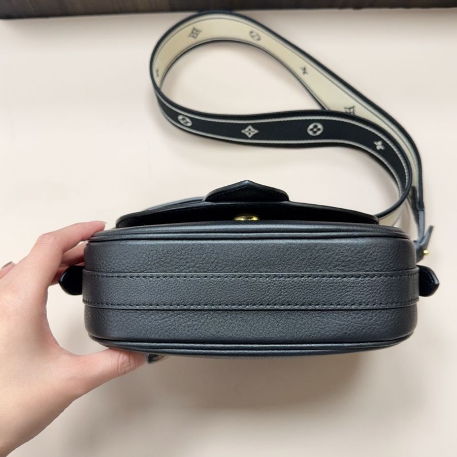 LV 黑牛皮金釦 Pont 9 Soft 背帶斜背包-3