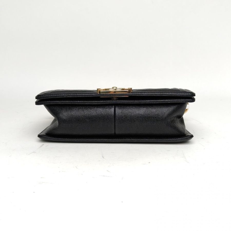 CHANEL Leboy中號黑色牛皮28開金扣V紋-3
