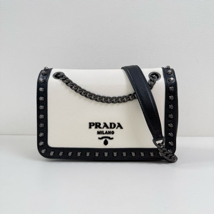 Prada/普拉達 鉚釘牛皮黑白鏈條斜挎包-0
